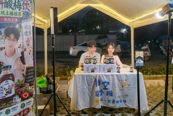 集市現場。校方供圖