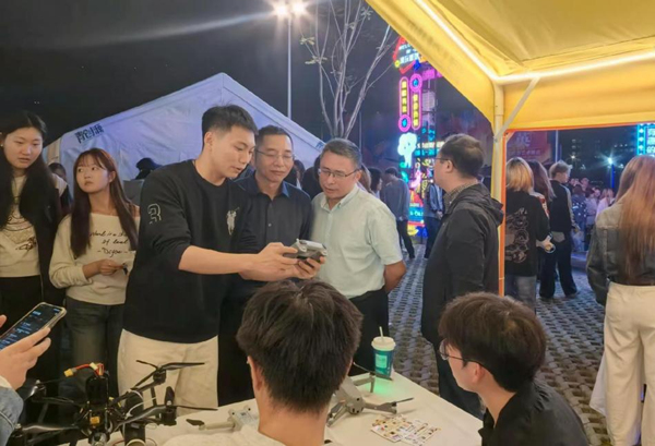 集市現場。校方供圖