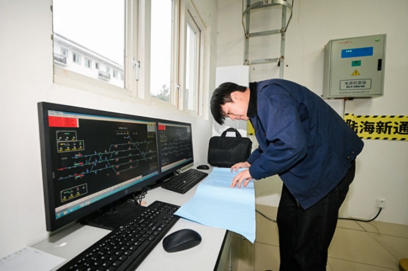 10月27日，鐵路信號工賽項參賽隊代表在重慶東環線水土綜合維修基地（重慶電務段實訓場）熟悉賽事規則。沙坪壩區總工會供圖