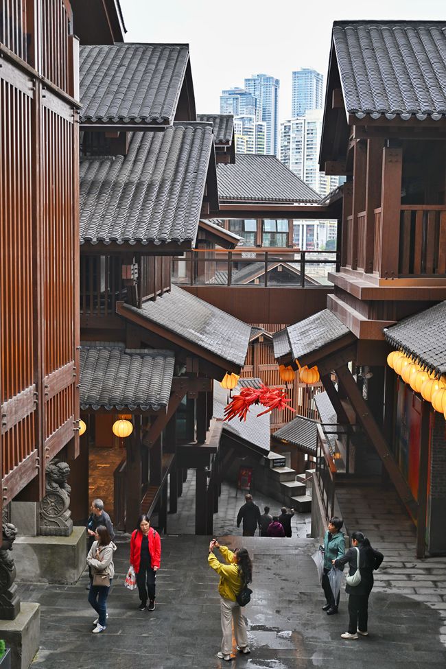 10月28日,渝中區朝天門·城裡,游客在街區內游覽體驗。首席記者 龍帆 攝
