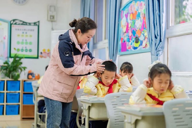 北碚區朝陽小學，老師在矯正學生眼保健操動作。特約攝影 秦廷富 攝/視覺重慶