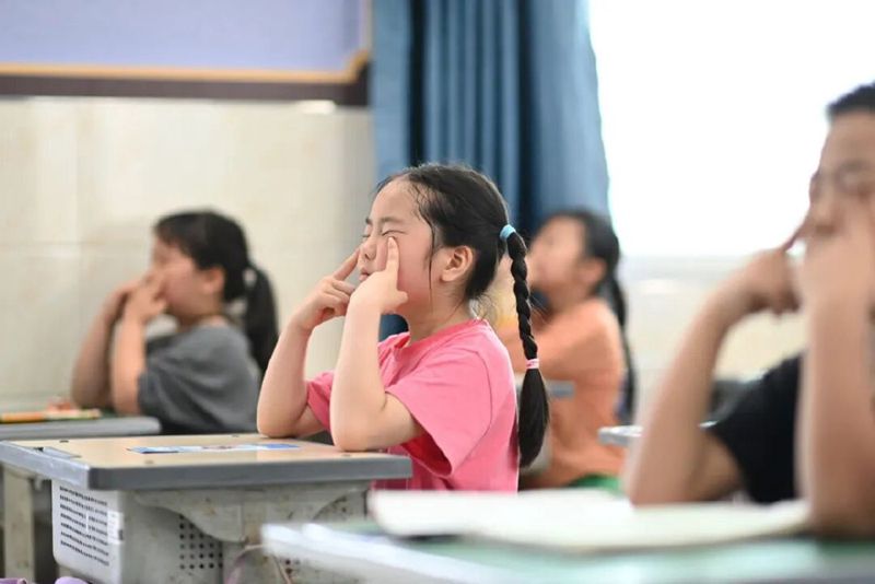 璧山區福祿小學，學生們在做眼保健操。特約攝影 孫凱芳 攝/視覺重慶