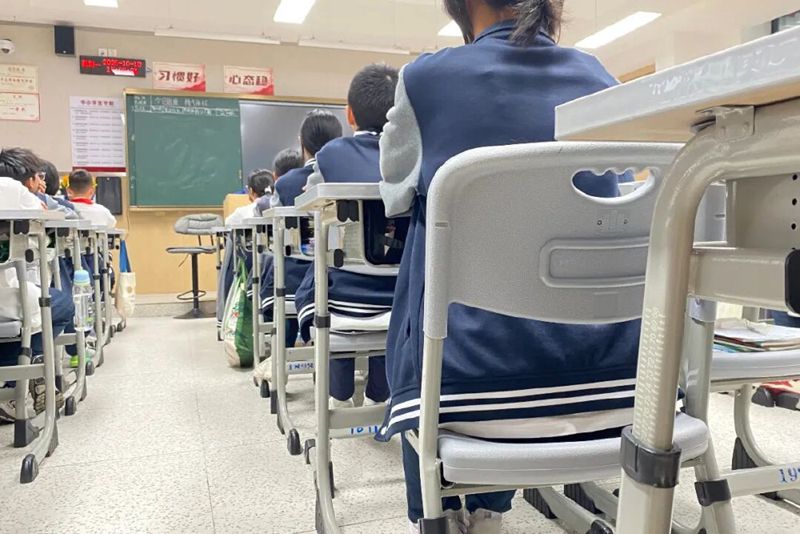 重慶市八中兩江金溪中學為學生配備了可調節課桌椅。記者 李周芳 攝/視覺重慶
