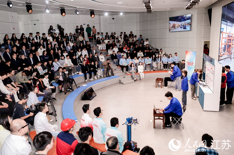 校園短劇《一張工作台》演出現場。人民網 李昱辰攝