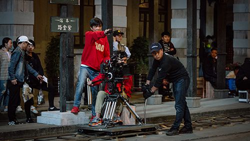 《隐秘而伟大》工作照,导演王伟在指导拍摄.片方供图